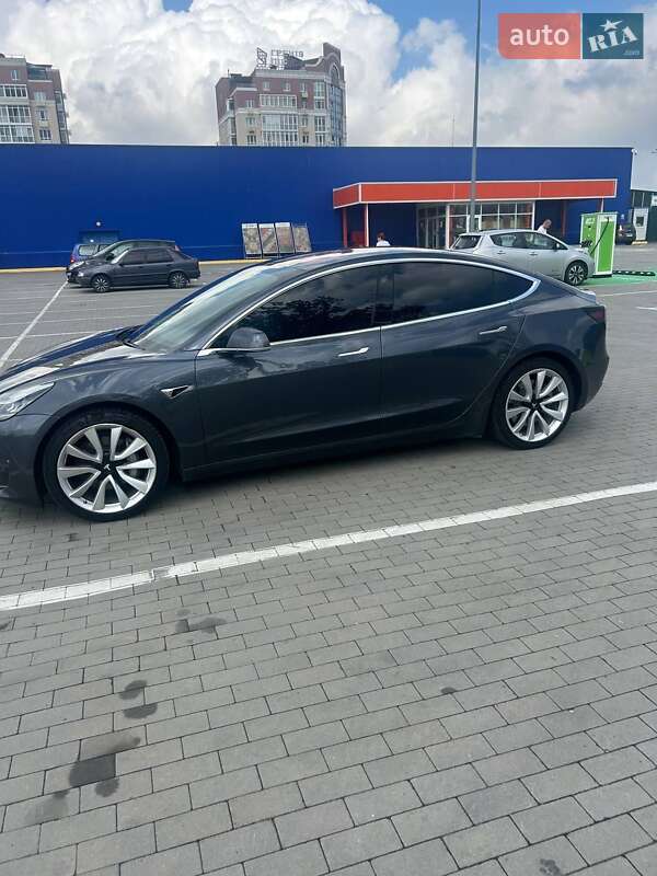 Седан Tesla Model 3 2018 в Умани