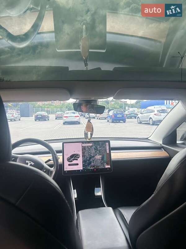 Седан Tesla Model 3 2018 в Умани
