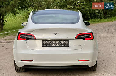 Седан Tesla Model 3 2021 в 