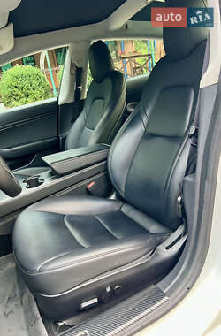 Седан Tesla Model 3 2021 в 