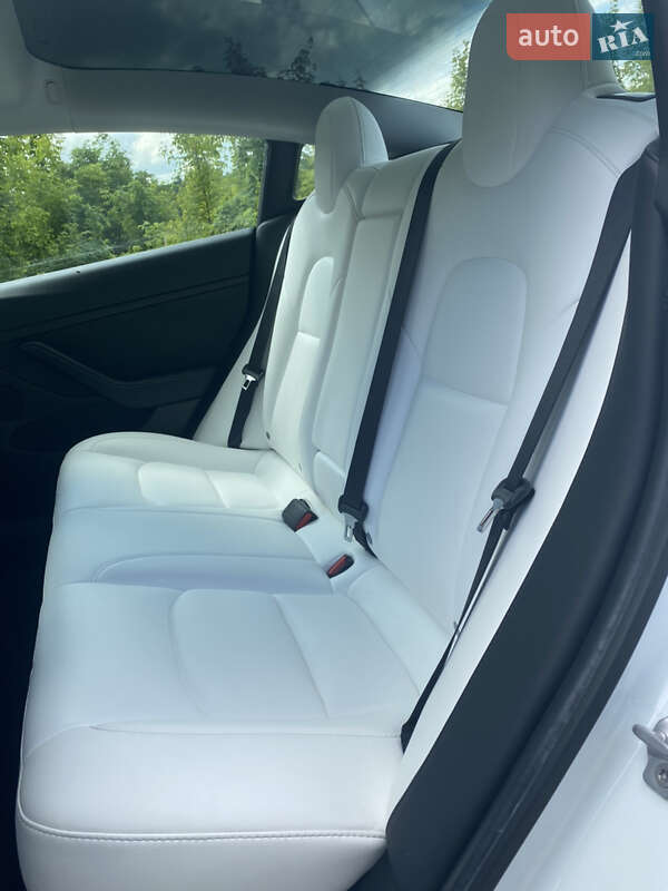 Седан Tesla Model 3 2021 в Киеве