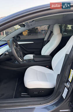 Седан Tesla Model 3 2023 в 
