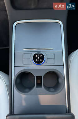Седан Tesla Model 3 2023 в 