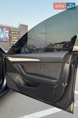 Седан Tesla Model 3 2023 в 
