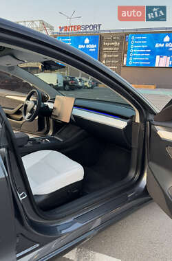 Седан Tesla Model 3 2023 в 