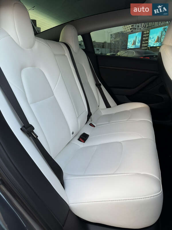 Седан Tesla Model 3 2023 в Києві