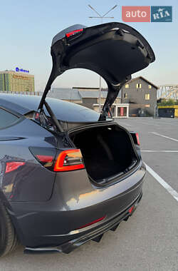 Седан Tesla Model 3 2023 в 