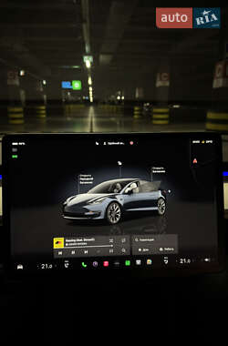 Седан Tesla Model 3 2023 в 