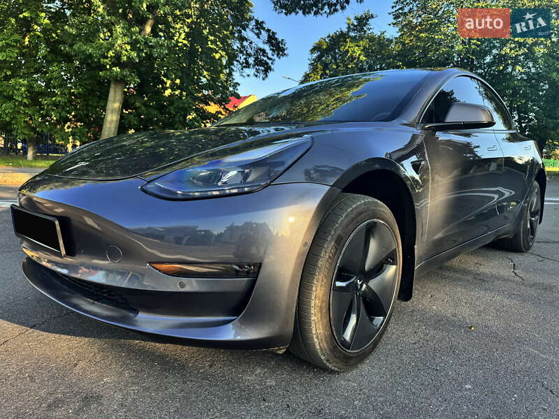 Седан Tesla Model 3 2022 в 