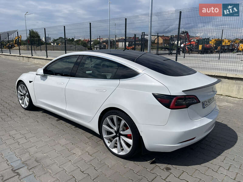 Седан Tesla Model 3 2019 в Черновцах