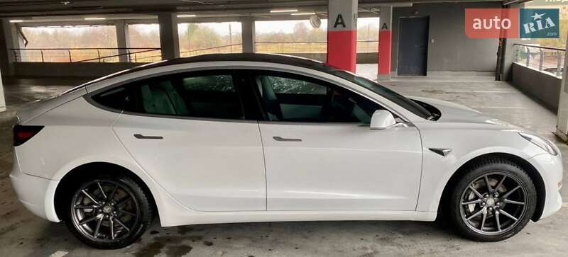 Седан Tesla Model 3 2019 в Львове