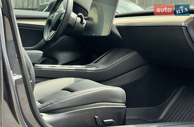 Седан Tesla Model 3 2021 в 