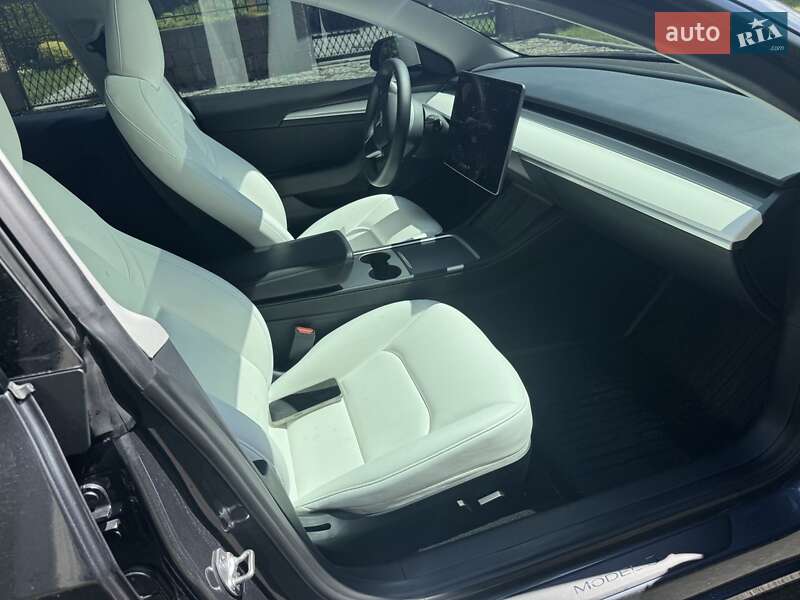 Седан Tesla Model 3 2023 в Ровно