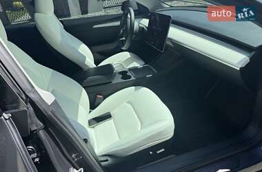 Седан Tesla Model 3 2023 в 