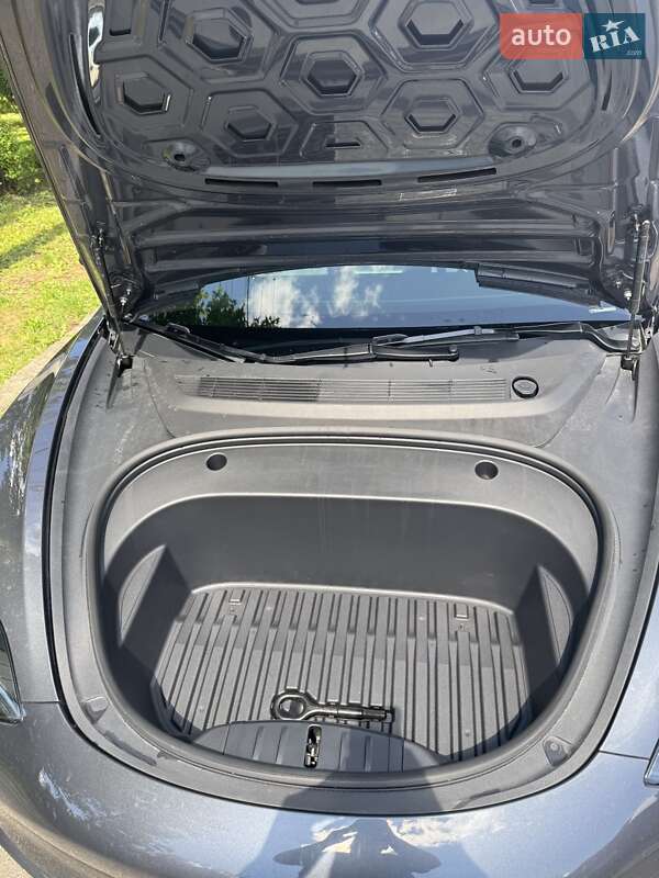 Седан Tesla Model 3 2023 в Ровно