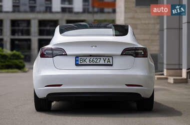 Седан Tesla Model 3 2023 в 