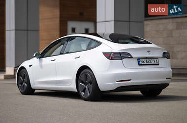 Седан Tesla Model 3 2023 в 