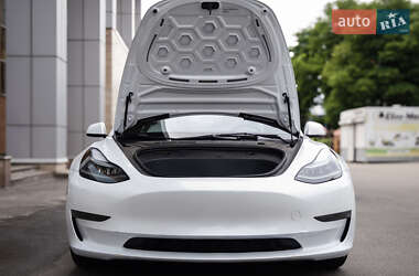 Седан Tesla Model 3 2023 в 