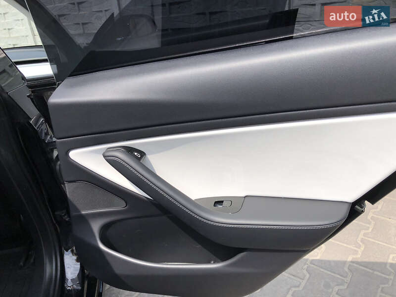 Седан Tesla Model 3 2019 в Києві