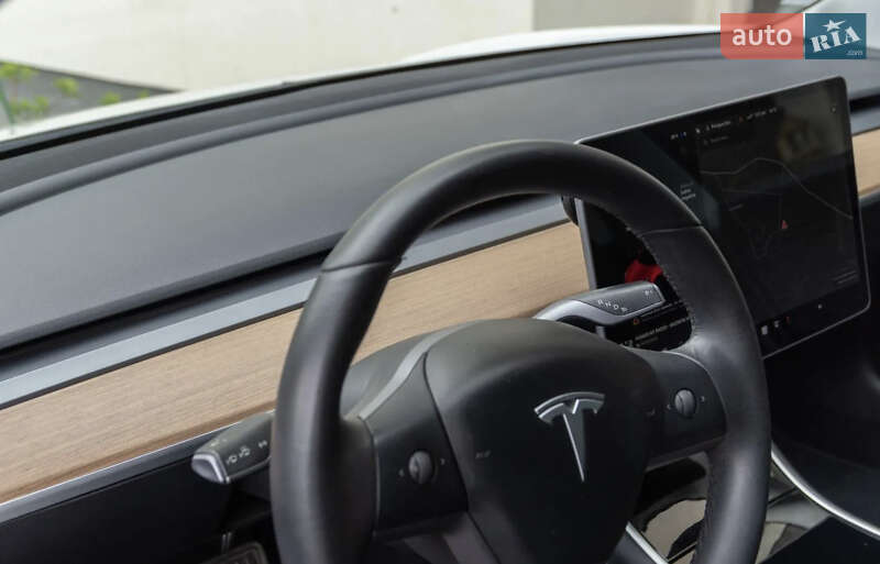 Седан Tesla Model 3 2020 в Луцке