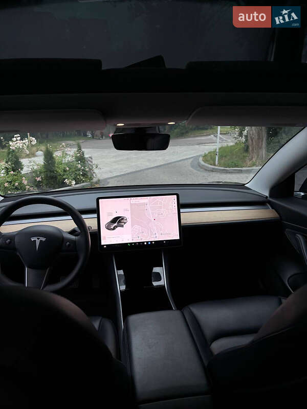 Седан Tesla Model 3 2020 в Львове