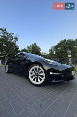 Седан Tesla Model 3 2022 в 