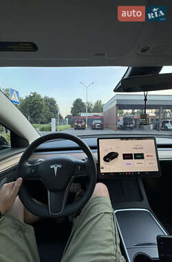 Седан Tesla Model 3 2022 в 
