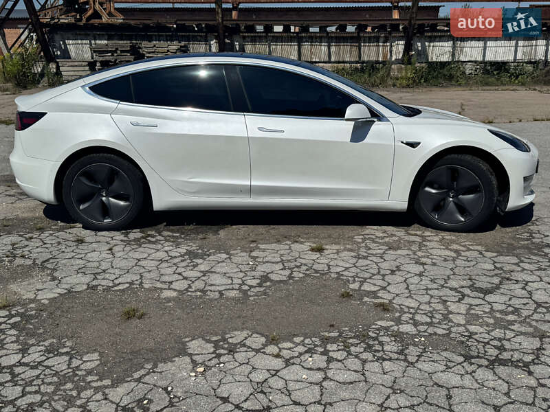 Седан Tesla Model 3 2019 в Звягелі