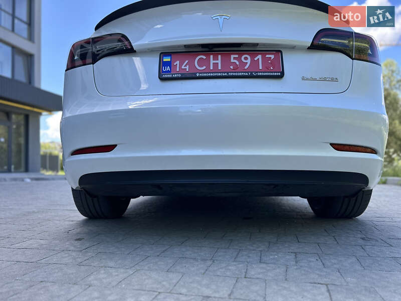 Седан Tesla Model 3 2023 в Новояворовске