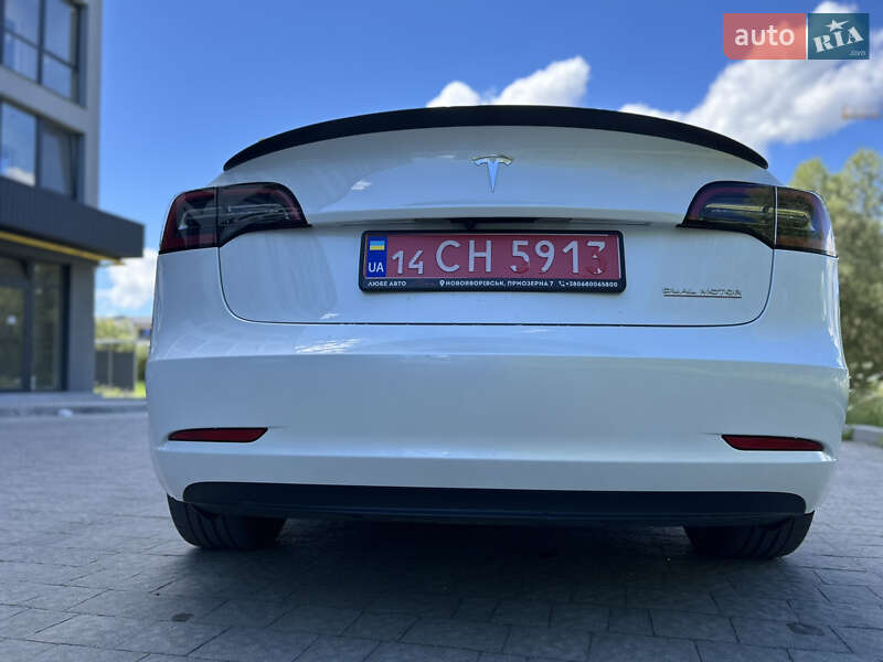 Седан Tesla Model 3 2023 в Новояворовске