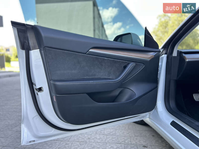 Седан Tesla Model 3 2023 в Новояворовске