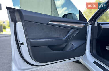 Седан Tesla Model 3 2023 в 
