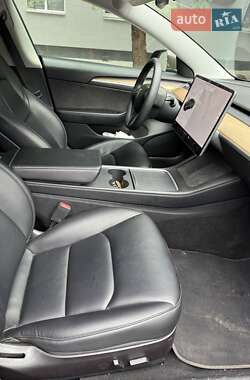 Седан Tesla Model 3 2021 в 