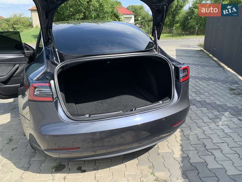 Седан Tesla Model 3 2019 в Иршаве
