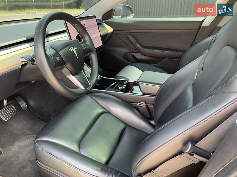 Седан Tesla Model 3 2019 в Іршаві