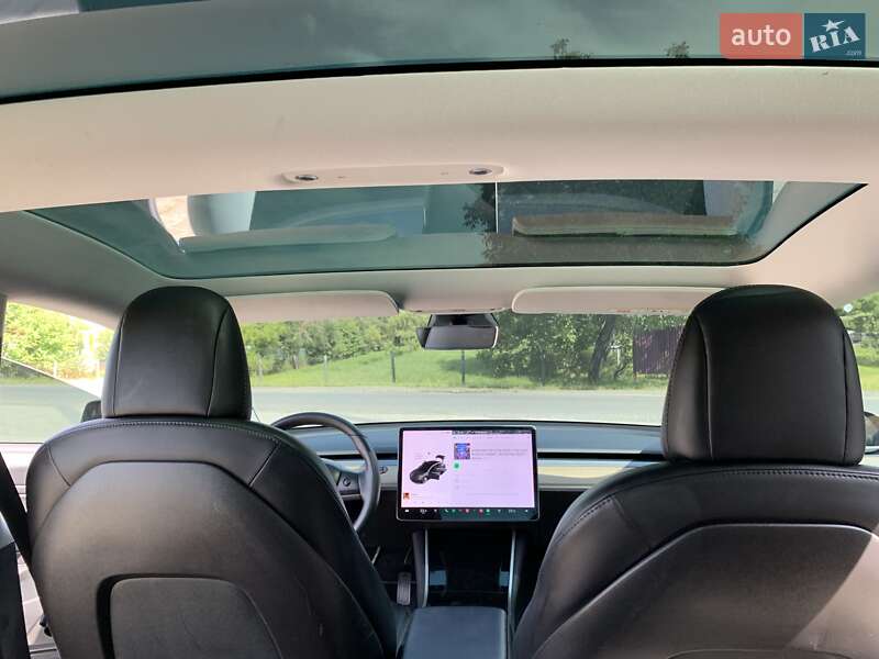 Седан Tesla Model 3 2019 в Іршаві