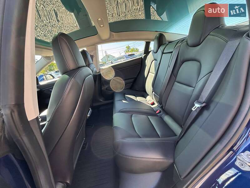 Седан Tesla Model 3 2019 в Львове