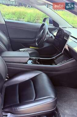 Седан Tesla Model 3 2020 в 