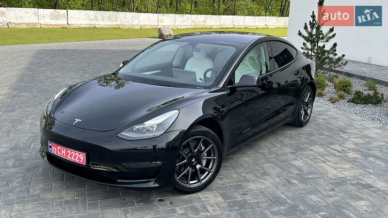 Седан Tesla Model 3 2022 в 