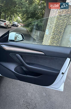 Седан Tesla Model 3 2022 в 