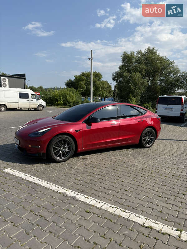 Седан Tesla Model 3 2021 в Черновцах