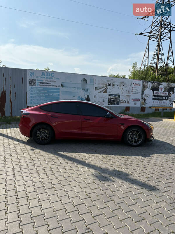 Седан Tesla Model 3 2021 в Черновцах