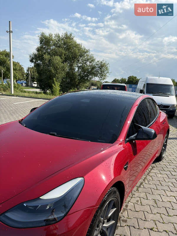 Седан Tesla Model 3 2021 в Черновцах