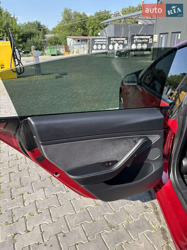 Седан Tesla Model 3 2021 в Черновцах