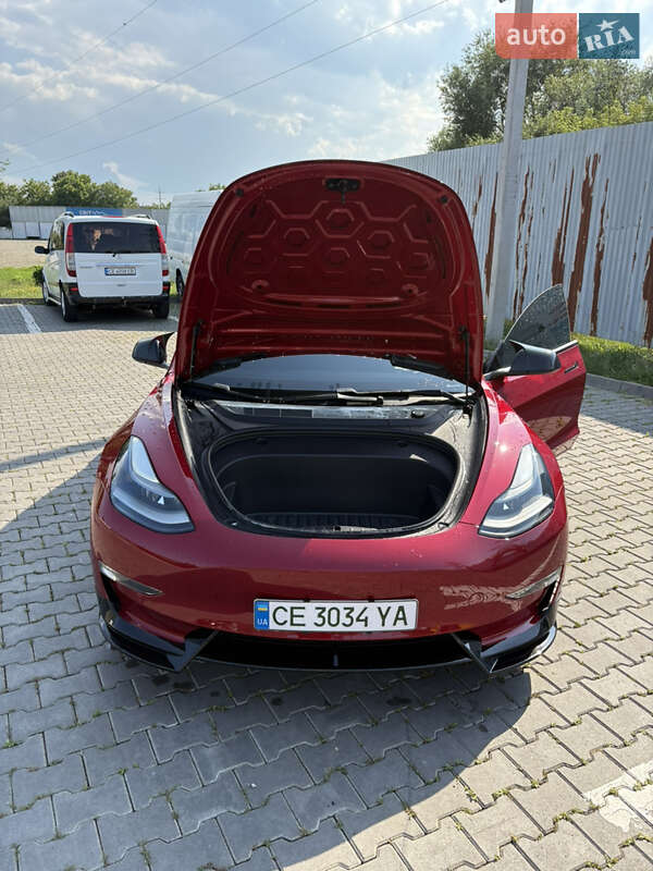 Седан Tesla Model 3 2021 в Черновцах