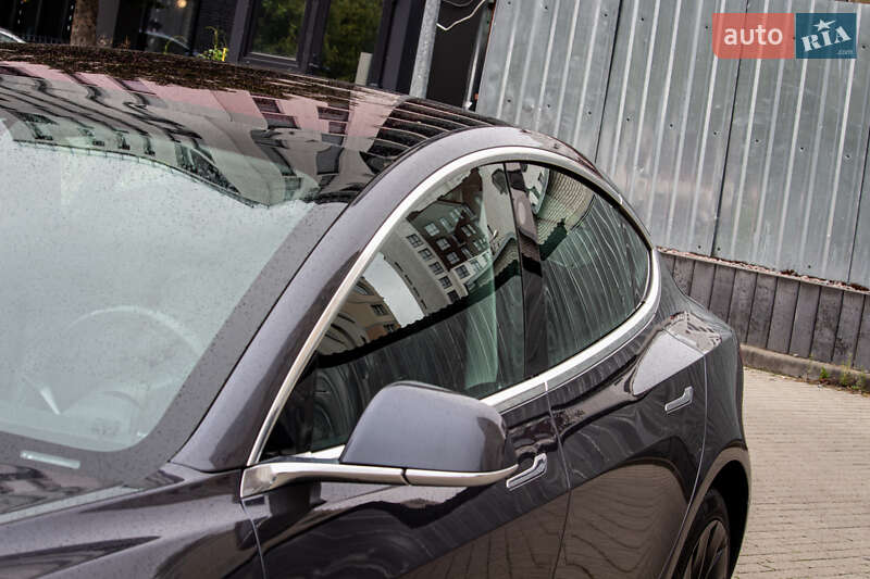 Седан Tesla Model 3 2019 в Львові