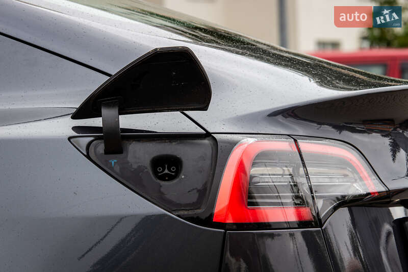 Седан Tesla Model 3 2019 в Львові