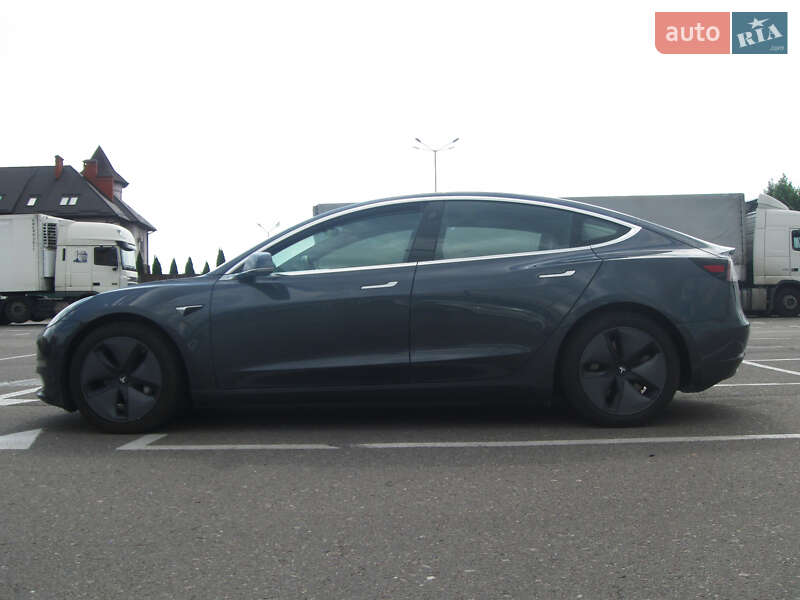 Седан Tesla Model 3 2018 в Львове