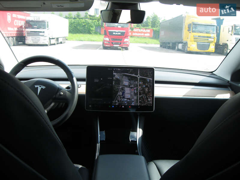Седан Tesla Model 3 2018 в Львове