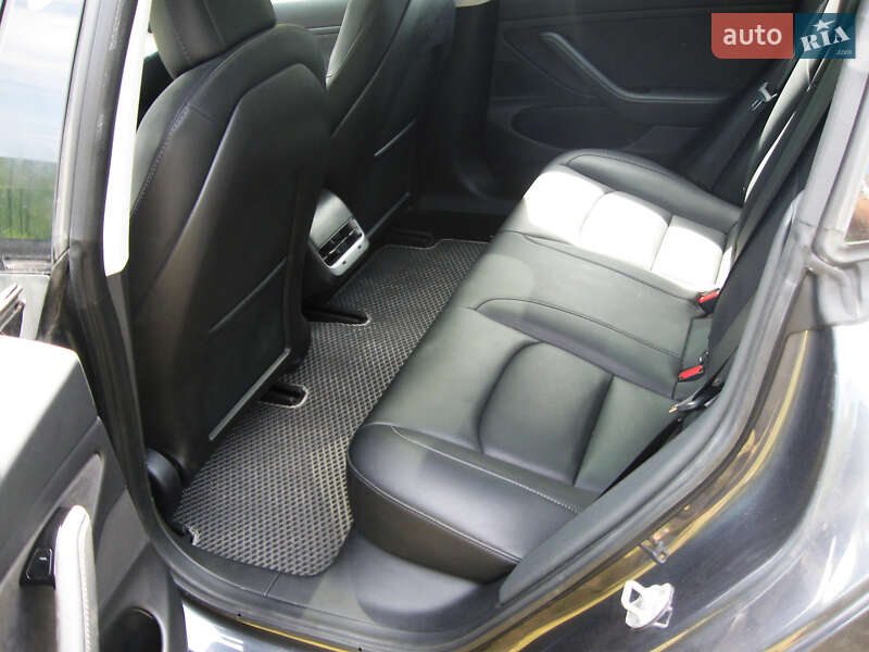 Седан Tesla Model 3 2018 в Львове